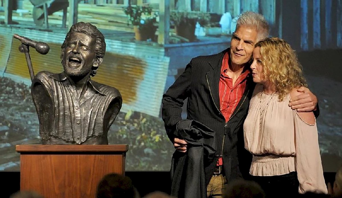 Kevin Kresse and Amy Helm with bronze.  David Gottschalk Photo.